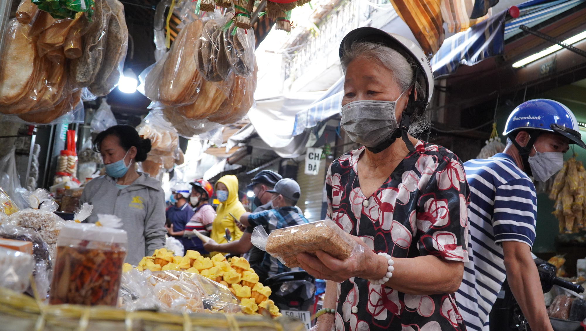 Những khu chợ giữ nét Tết quê suốt hàng chục năm giữa TP HCM