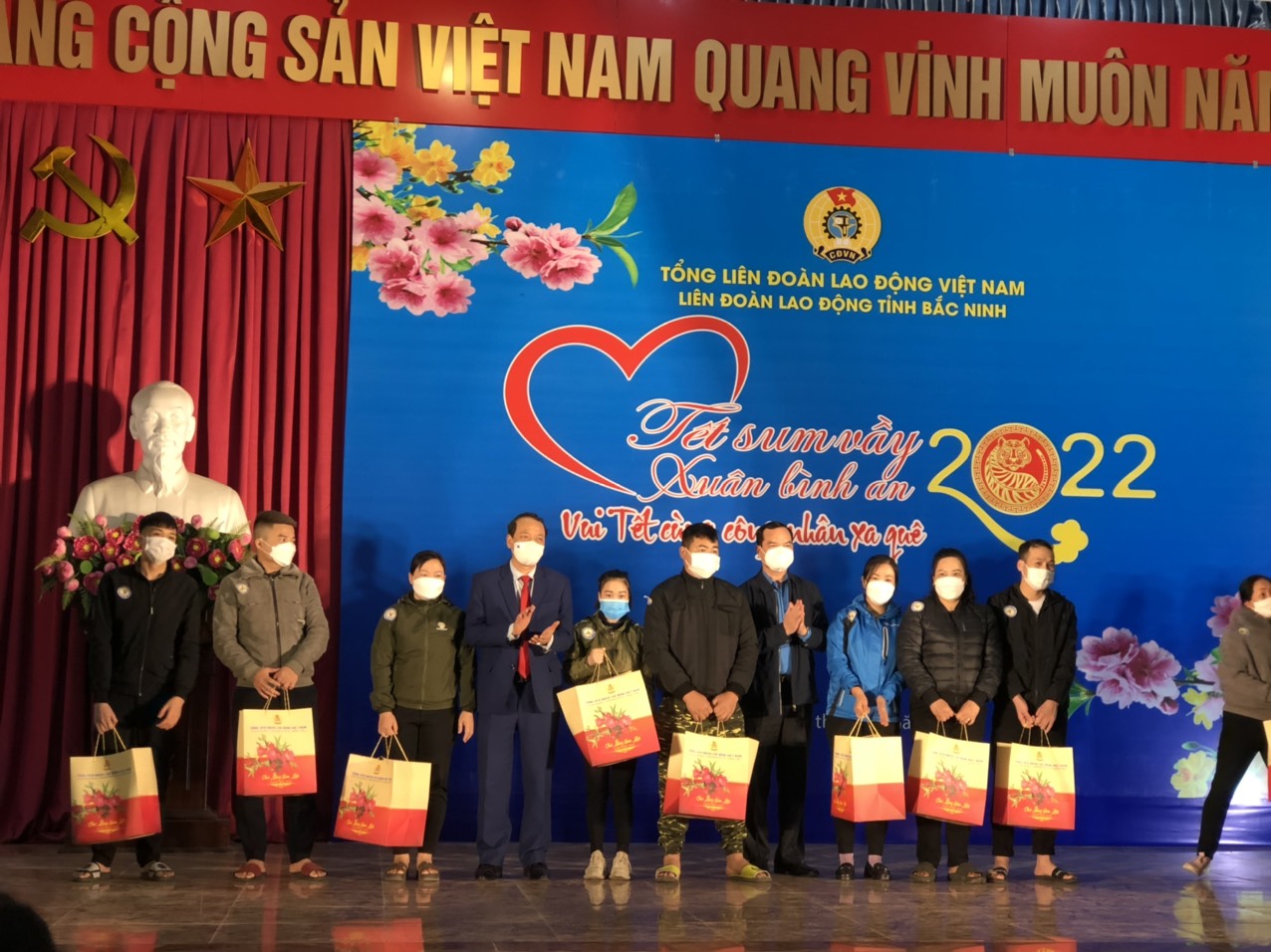 Tổng Liên đoàn tổ chức "Vui Tết cùng công nhân xa quê" tại Bắc Ninh