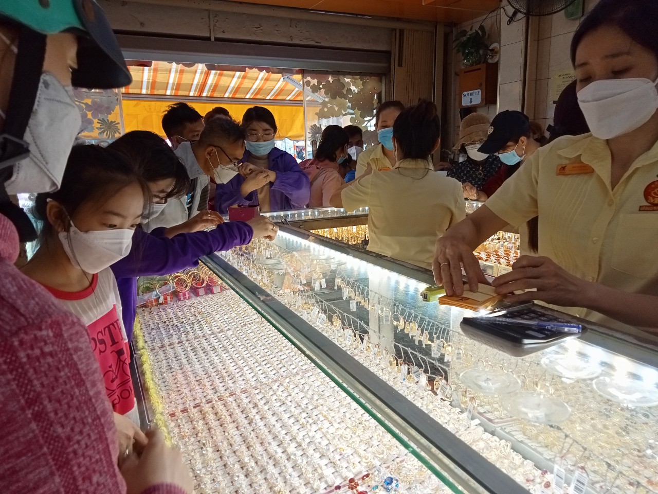 Cận Tết, giá vàng trong nước nóng lên