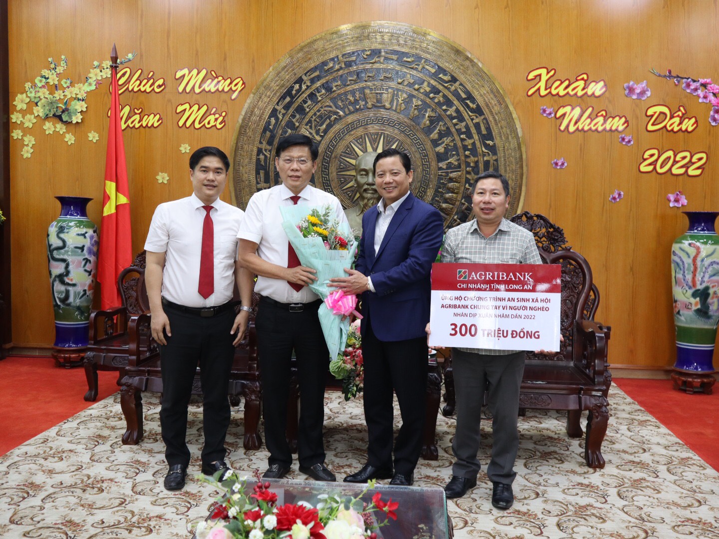 Agribank Long An tiếp tục mang &ldquo;Tết sum vầy &ndash; Xu&acirc;n b&igrave;nh an&rdquo; đến người d&acirc;n - Ảnh 1.