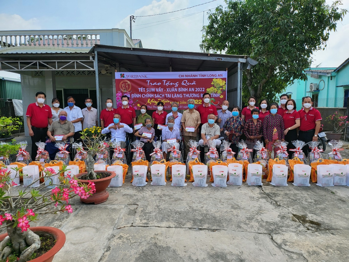 Agribank Long An tiếp tục mang &ldquo;Tết sum vầy &ndash; Xu&acirc;n b&igrave;nh an&rdquo; đến người d&acirc;n - Ảnh 2.
