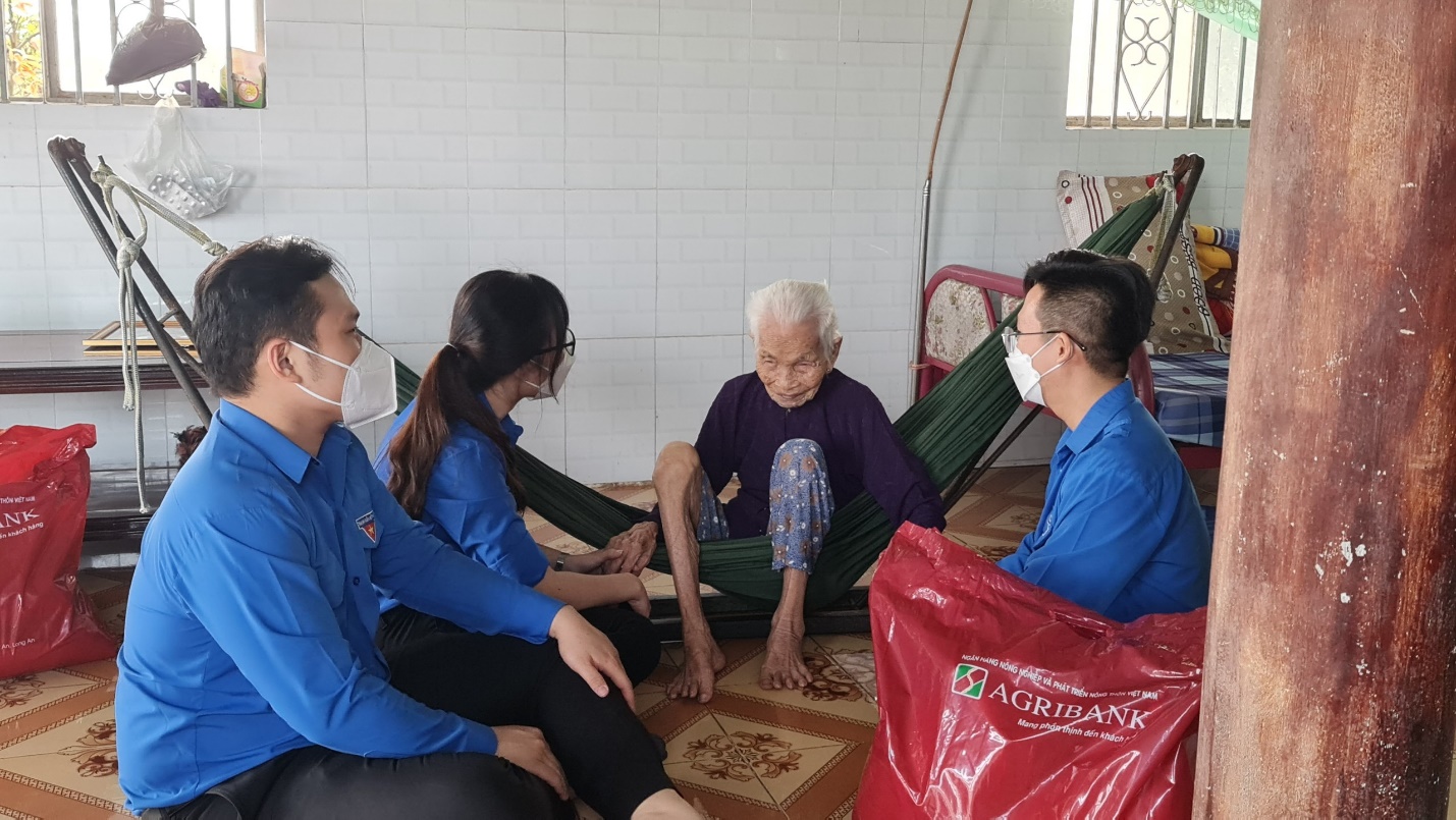 Agribank Long An tiếp tục mang &ldquo;Tết sum vầy &ndash; Xu&acirc;n b&igrave;nh an&rdquo; đến người d&acirc;n - Ảnh 3.