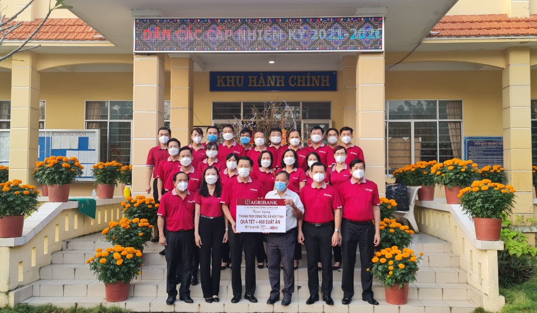 Agribank Long An tiếp tục mang &ldquo;Tết sum vầy &ndash; Xu&acirc;n b&igrave;nh an&rdquo; đến người d&acirc;n - Ảnh 4.