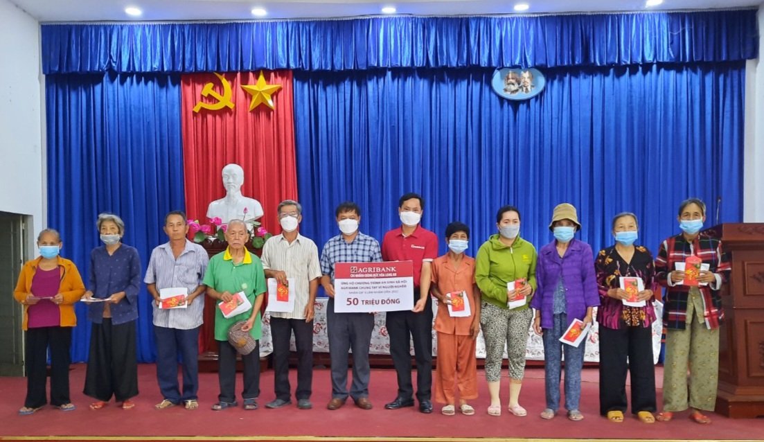Agribank Long An tiếp tục mang &ldquo;Tết sum vầy &ndash; Xu&acirc;n b&igrave;nh an&rdquo; đến người d&acirc;n - Ảnh 7.