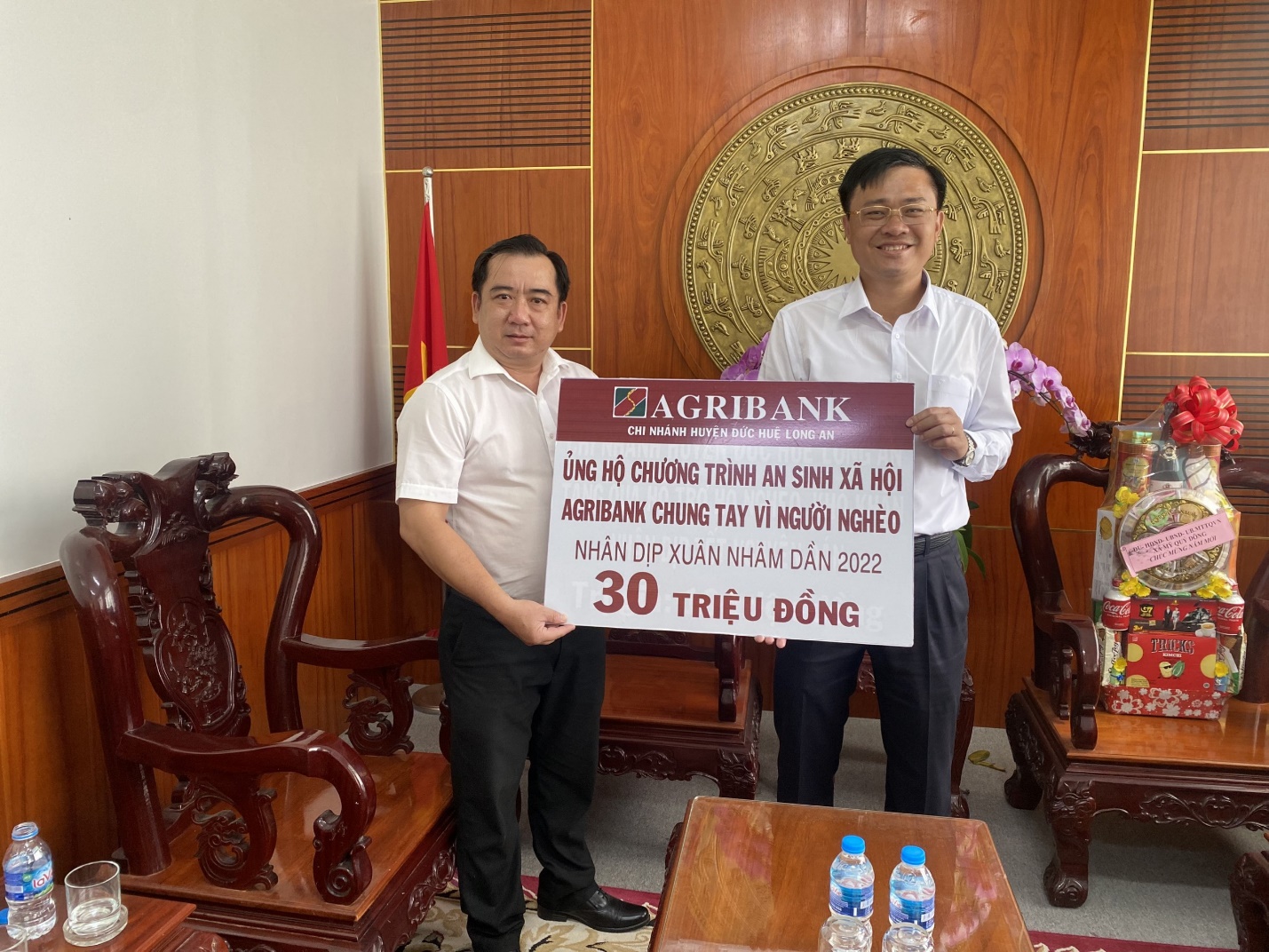 Agribank Long An tiếp tục mang &ldquo;Tết sum vầy &ndash; Xu&acirc;n b&igrave;nh an&rdquo; đến người d&acirc;n - Ảnh 8.