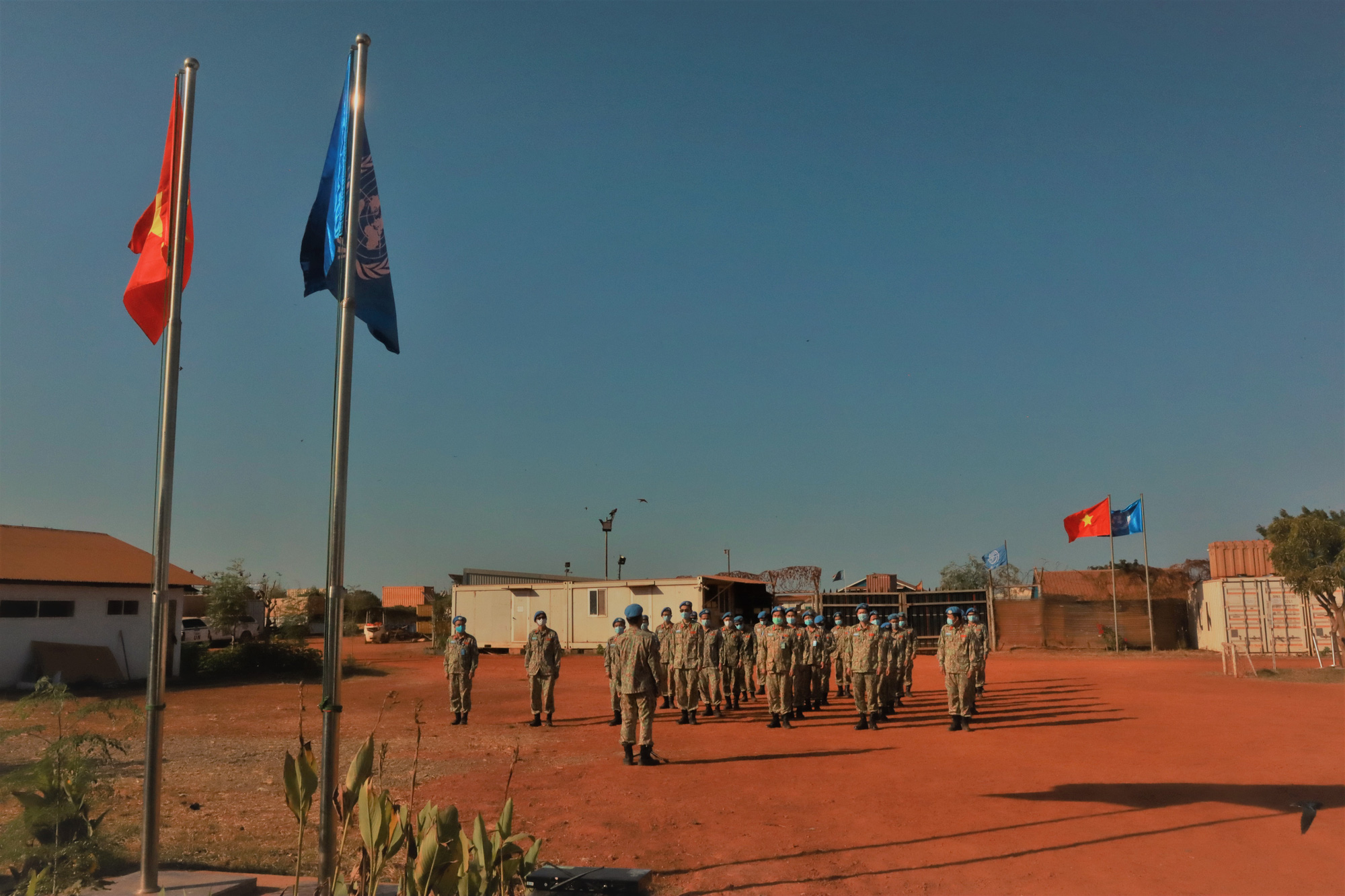 Xúc động lễ chào cờ đầu năm 2022 của bệnh viện mũ nồi xanh tại Nam Sudan - Ảnh 1.
