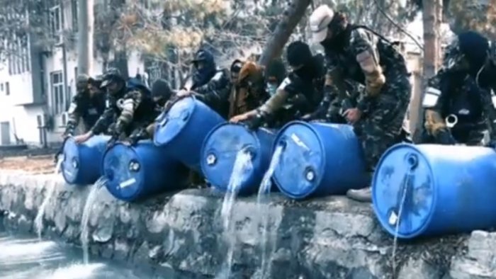 Taliban đổ 3.000 lít rượu xuống kênh