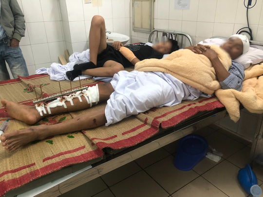 Đi xuồng máy, dùng dao kiếm đâm chém tới tấp, truy sát 3 ngư dân
