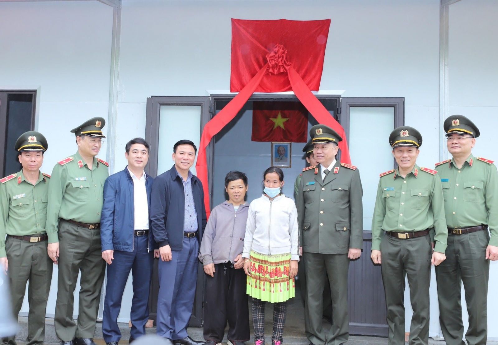 Những ngôi nhà ấm tình nơi biên giới