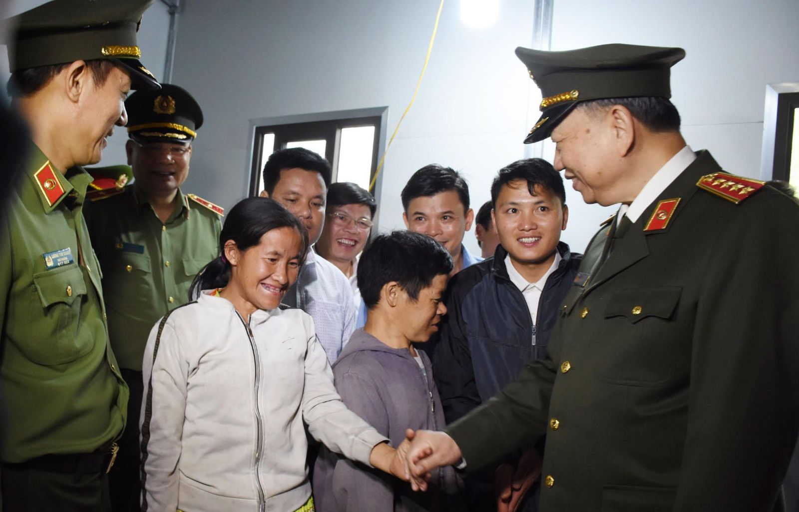 Những ngôi nhà ấm tình nơi biên giới - Ảnh 2.