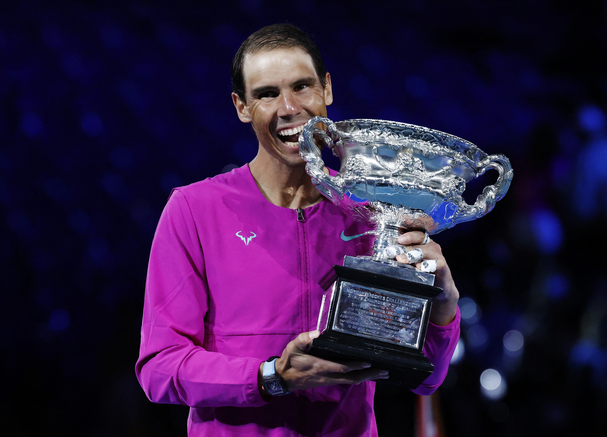 Ngược dòng thắng ngoạn mục Medvedev, Nadal phá kỷ lục Grand Slam