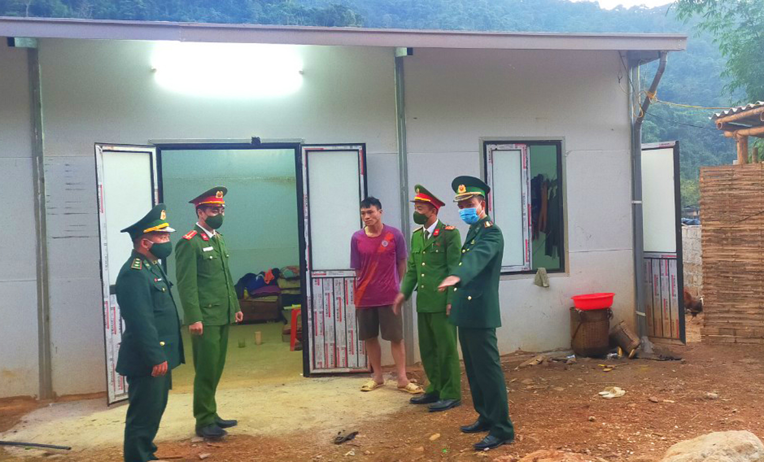 Những ngôi nhà ấm tình nơi biên giới - Ảnh 3.