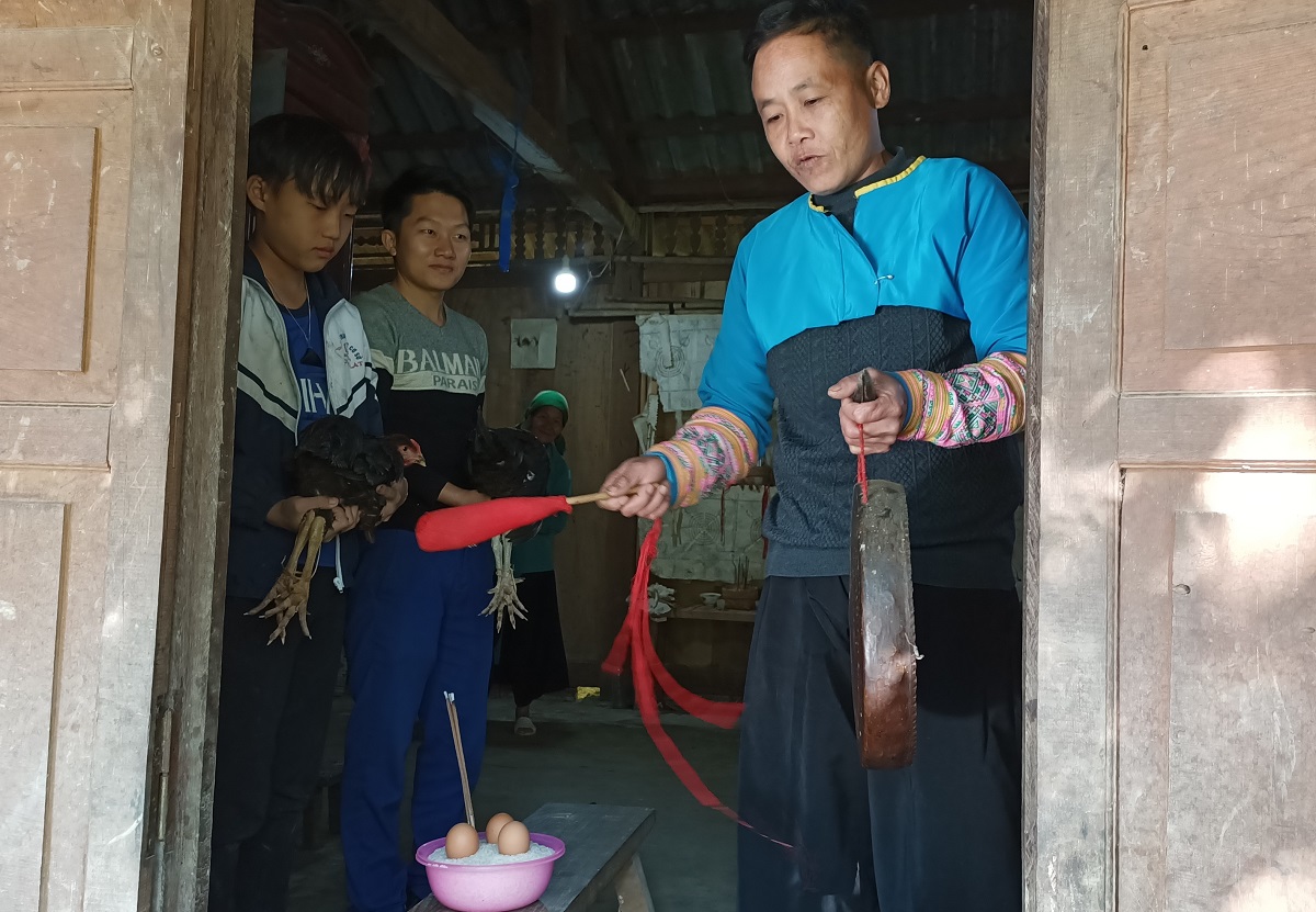 CLIP: Phong tục ăn Tết con g&agrave; độc đ&aacute;o của người M&ocirc;ng - Ảnh 2.
