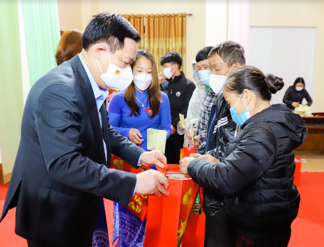 Chủ tịch Quốc hội tặng quà Tết cho người nghèo tại Nghệ An