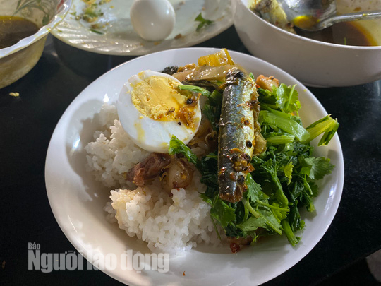 Về chợ Đông Phú ăn cơm tô - Ảnh 1.