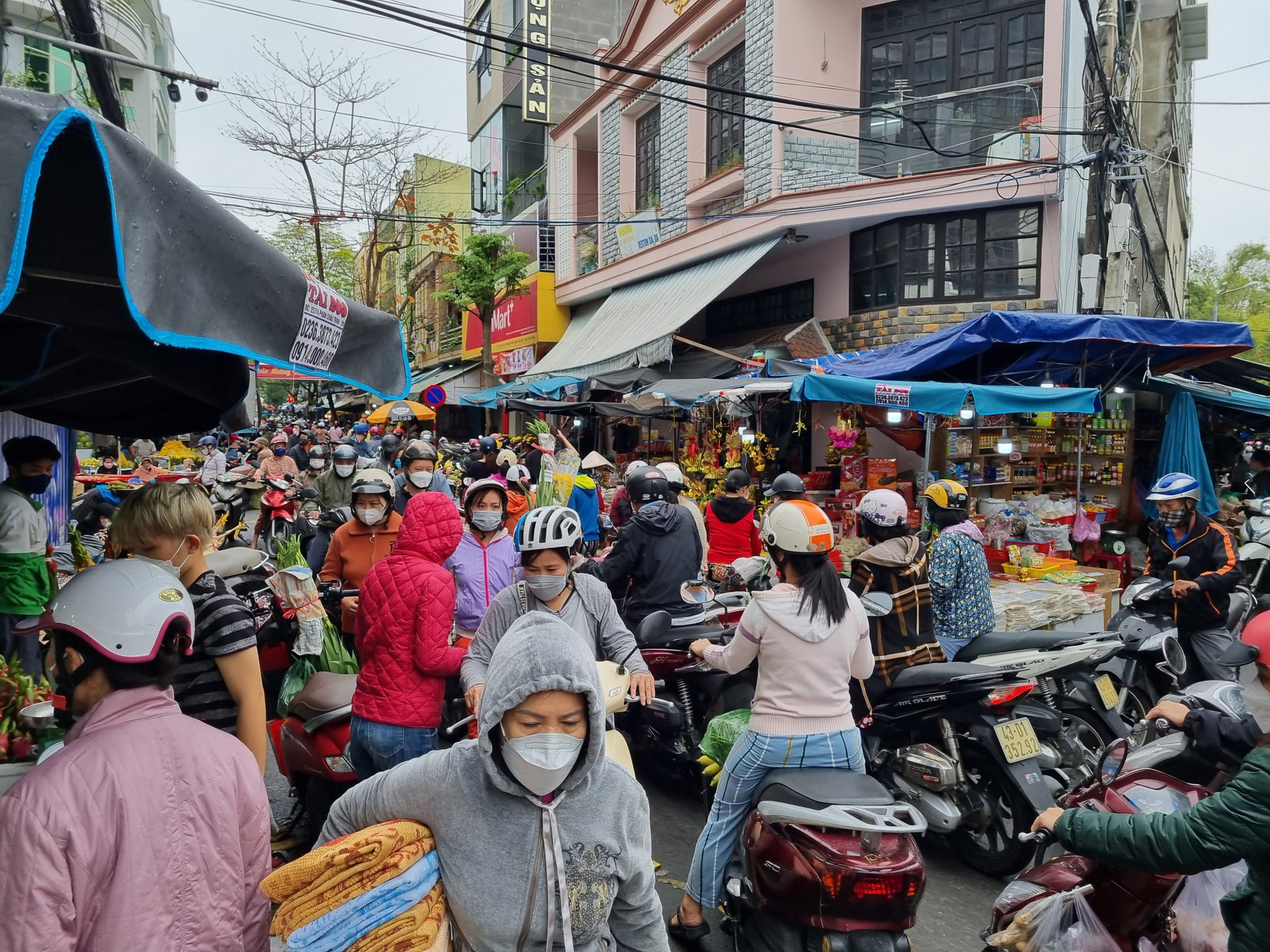 Đà Nẵng: Chợ đông nghịt ngày cuối năm, giá cả tăng chóng mặt