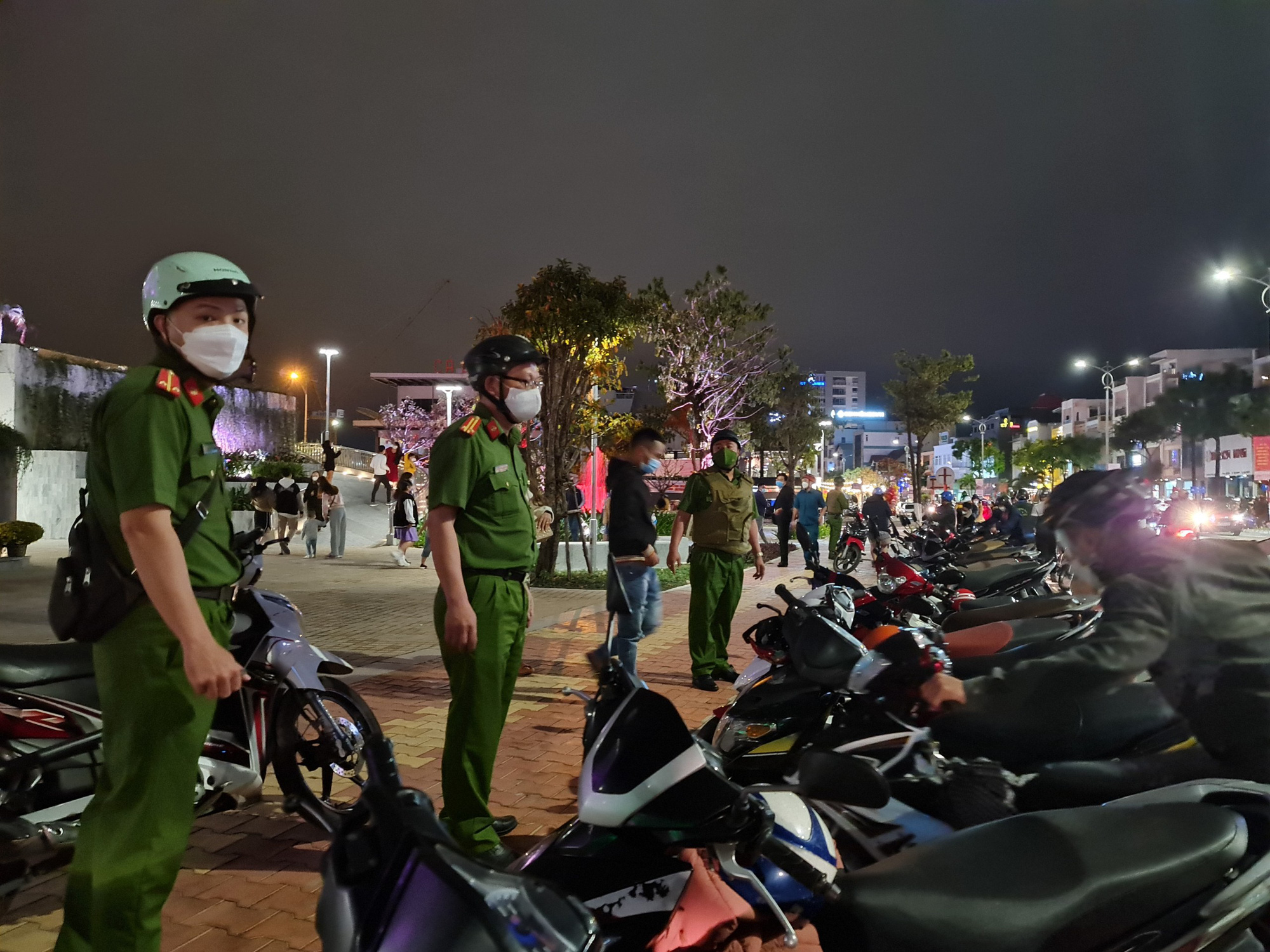 Người d&acirc;n khắp nơi h&aacute;o hức ch&agrave;o đ&oacute;n năm mới - Ảnh 11.