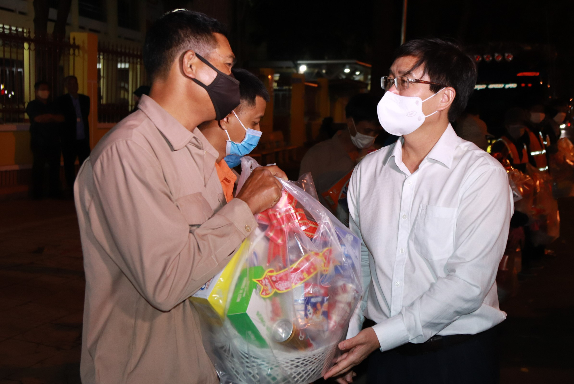 Bí thư Tỉnh ủy xuống đường thăm công nhân môi trường trong đêm giao thừa