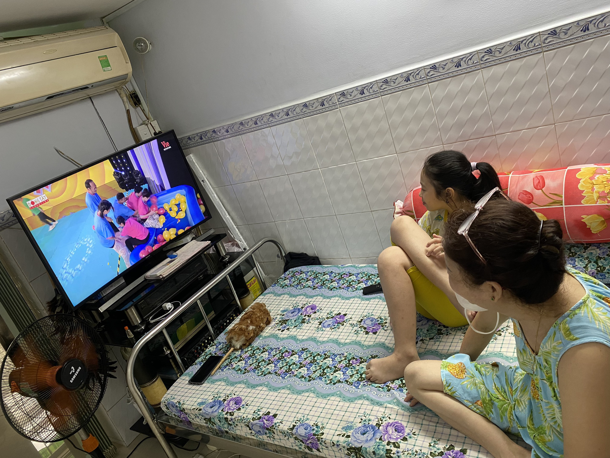Một cái Tết thật khác của cô bé mồ côi vì dịch Covid-19 - Ảnh 1.