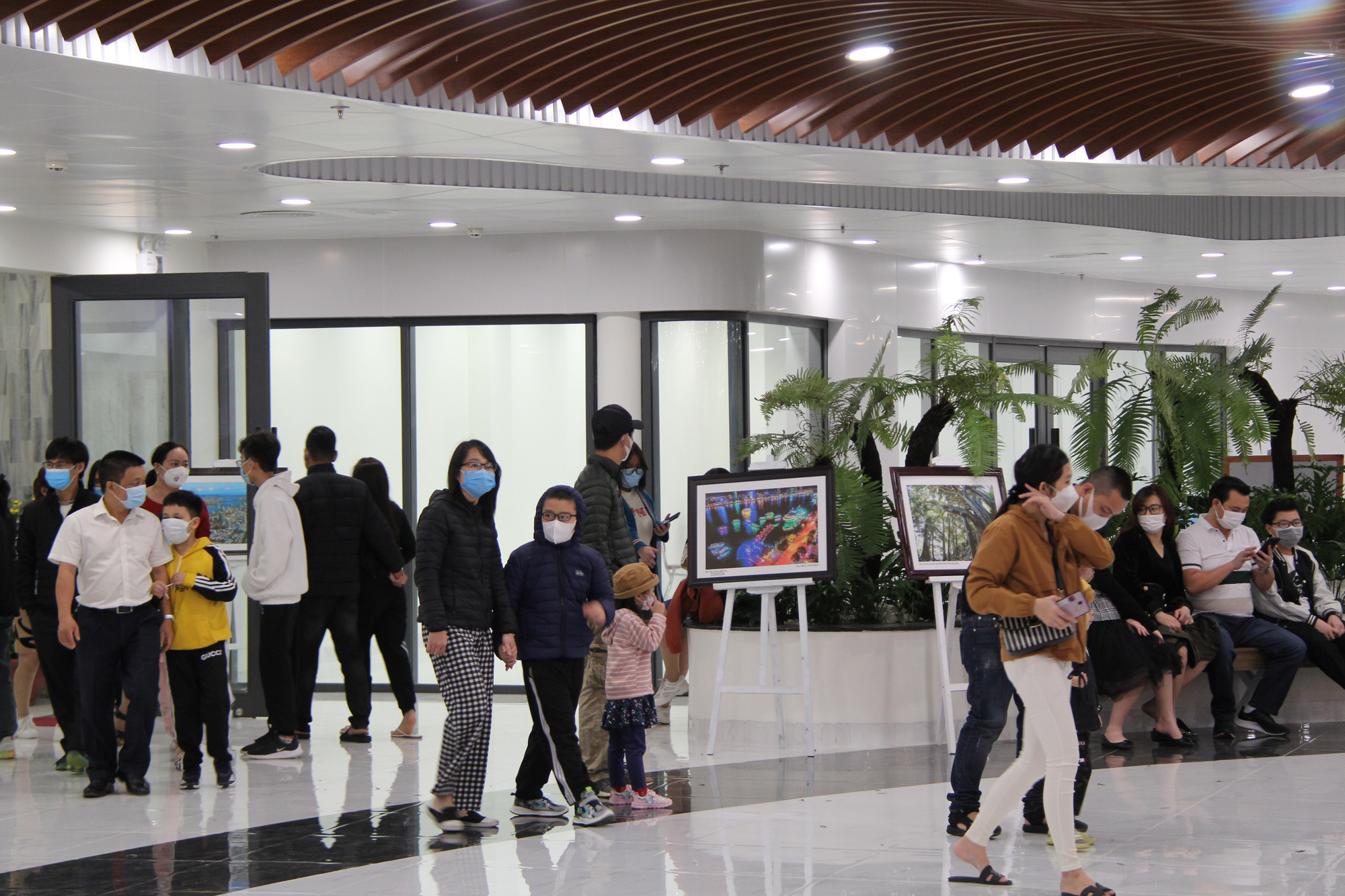 Người d&acirc;n khắp nơi h&aacute;o hức ch&agrave;o đ&oacute;n năm mới - Ảnh 4.