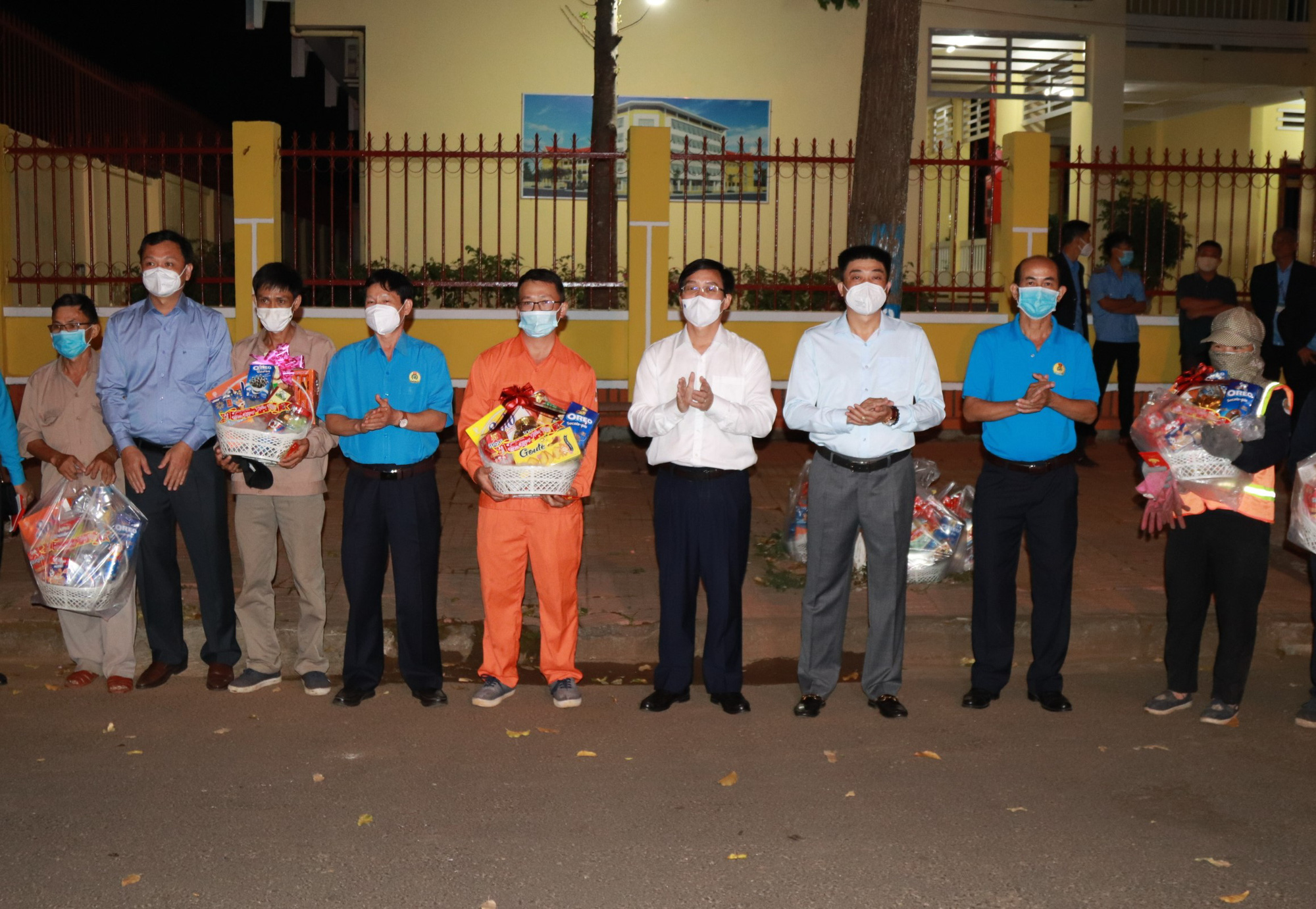 Bí thư Tỉnh ủy xuống đường thăm công nhân môi trường trong đêm giao thừa - Ảnh 4.