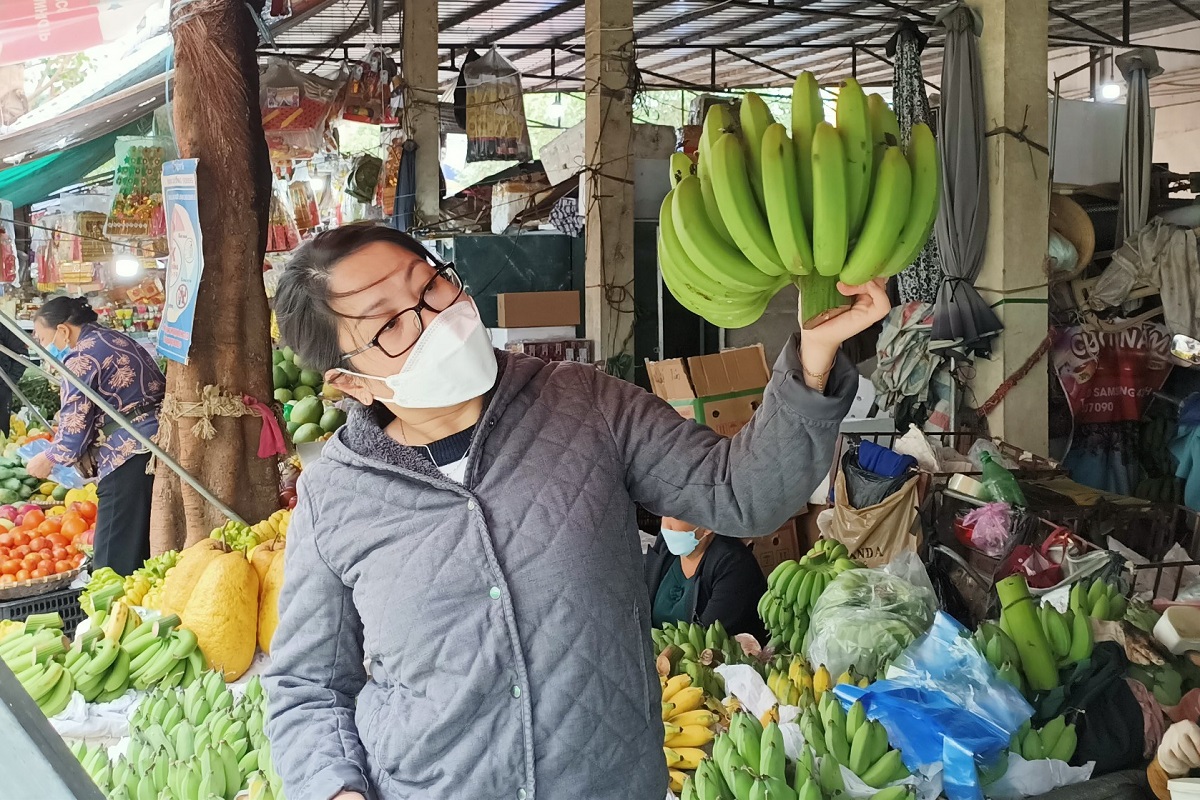 Hoa quả thờ cúng giá cao chót vót ngày 29 Tết, dân vẫn đổ xô đi mua