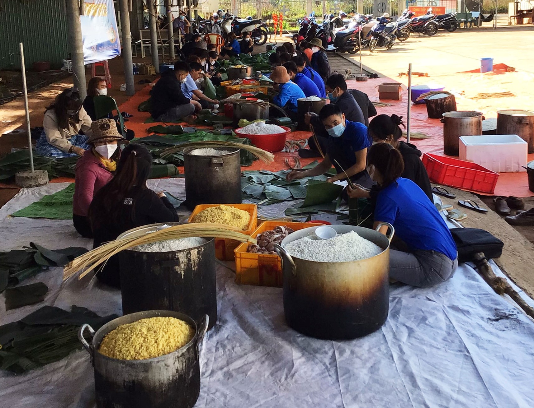 Y, bác sĩ nấu bánh chưng tặng bệnh nhân Covid-19