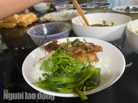 Về chợ Đông Phú ăn cơm tô - Ảnh 2.