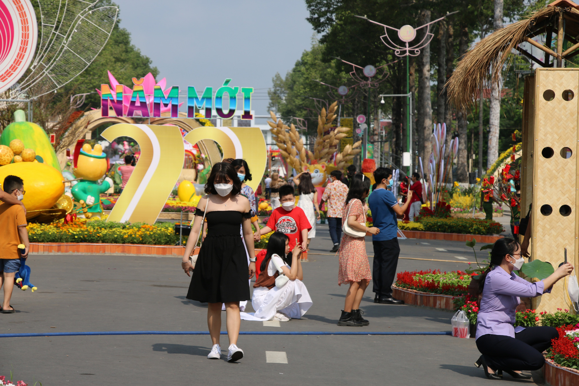 Rực rỡ đường hoa Xu&acirc;n &ldquo;Sen tr&ecirc;n phố&rdquo; ở Đồng Th&aacute;p - Ảnh 15.