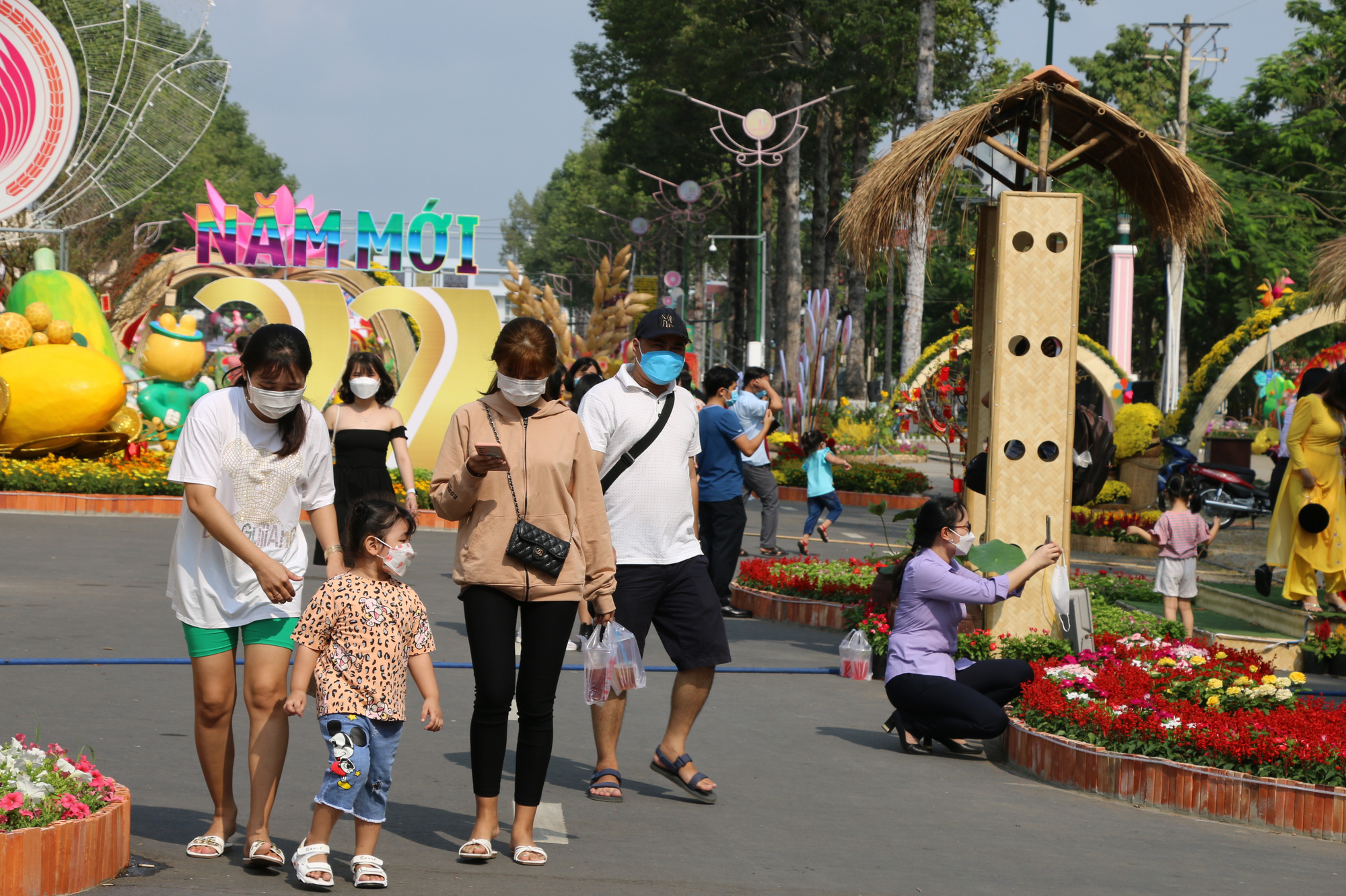 Rực rỡ đường hoa Xu&acirc;n &ldquo;Sen tr&ecirc;n phố&rdquo; ở Đồng Th&aacute;p - Ảnh 19.