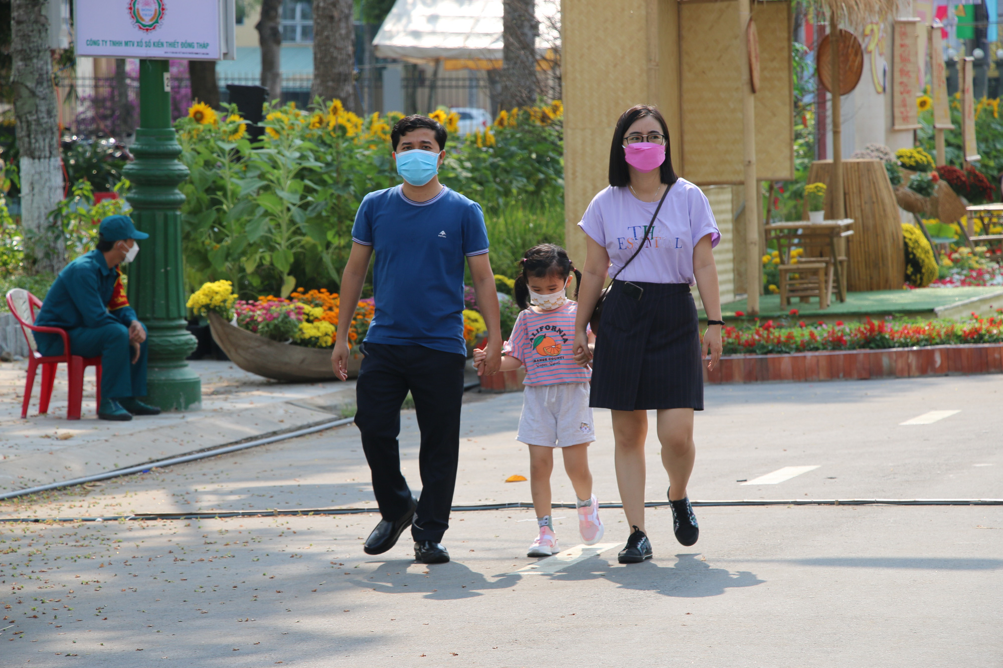 Rực rỡ đường hoa Xu&acirc;n &ldquo;Sen tr&ecirc;n phố&rdquo; ở Đồng Th&aacute;p - Ảnh 16.