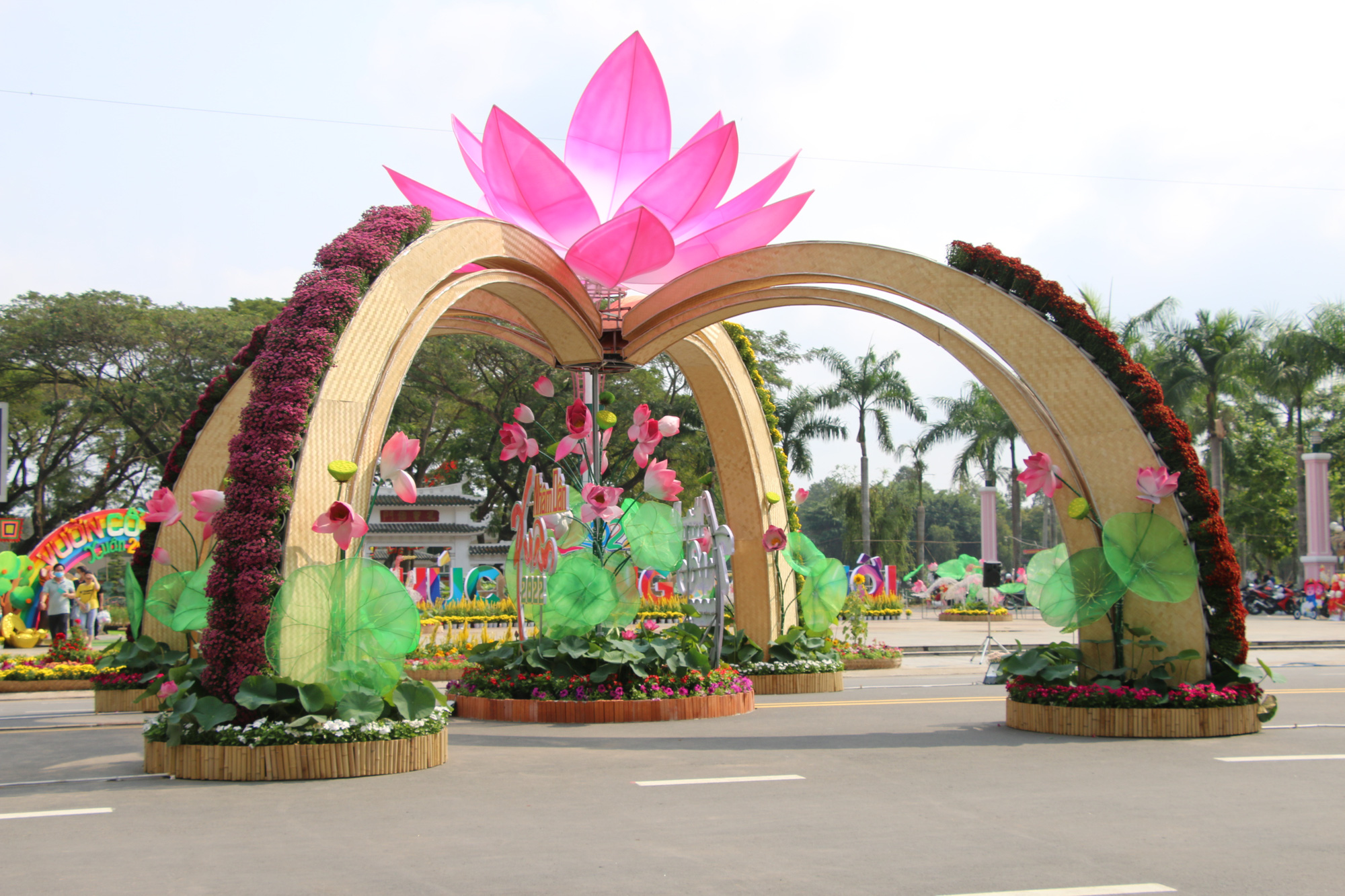 Rực rỡ đường hoa Xu&acirc;n &ldquo;Sen tr&ecirc;n phố&rdquo; ở Đồng Th&aacute;p - Ảnh 22.
