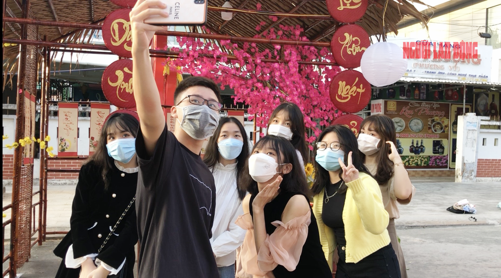 CLIP: Giới trẻ x&uacute;ng x&iacute;nh check-in đường hoa xu&acirc;n t&aacute;i hiện th&ocirc;n qu&ecirc; - Ảnh 8.
