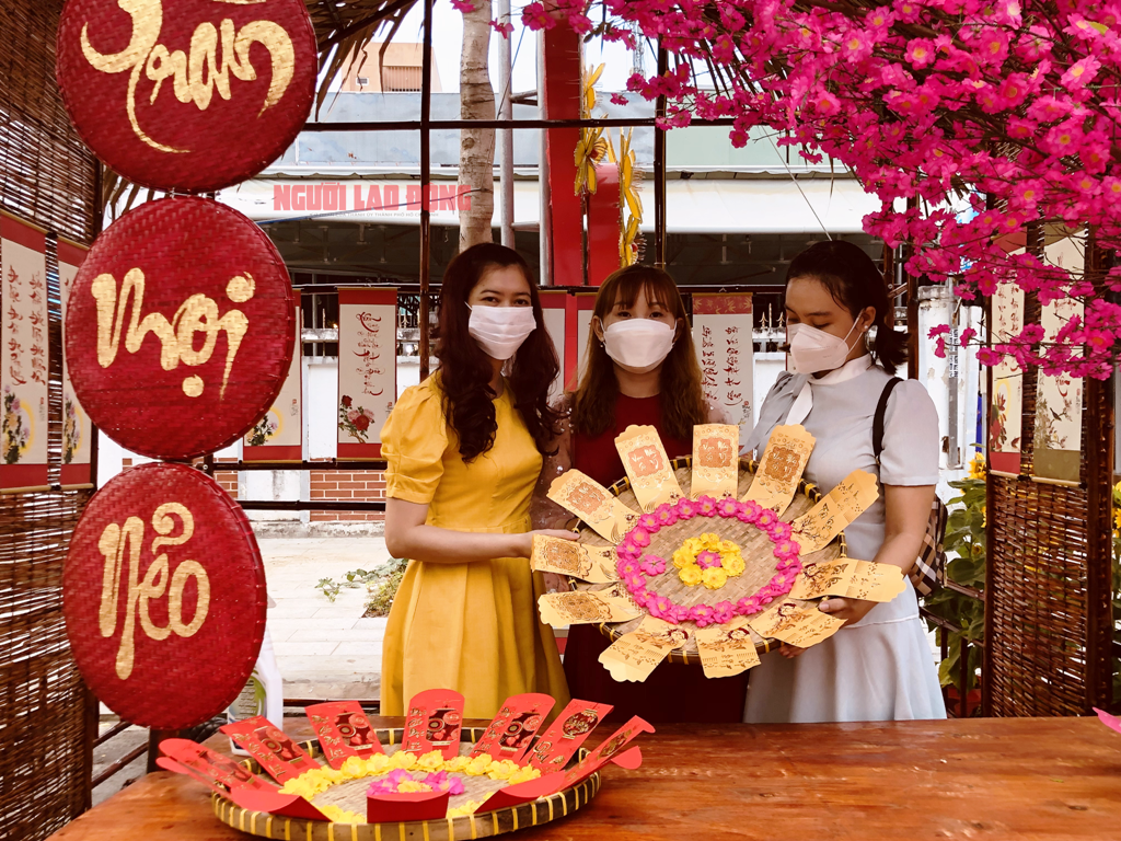 CLIP: Giới trẻ x&uacute;ng x&iacute;nh check-in đường hoa xu&acirc;n t&aacute;i hiện th&ocirc;n qu&ecirc; - Ảnh 10.