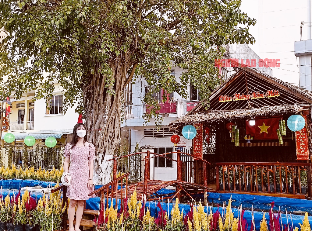 CLIP: Giới trẻ x&uacute;ng x&iacute;nh check-in đường hoa xu&acirc;n t&aacute;i hiện th&ocirc;n qu&ecirc; - Ảnh 11.