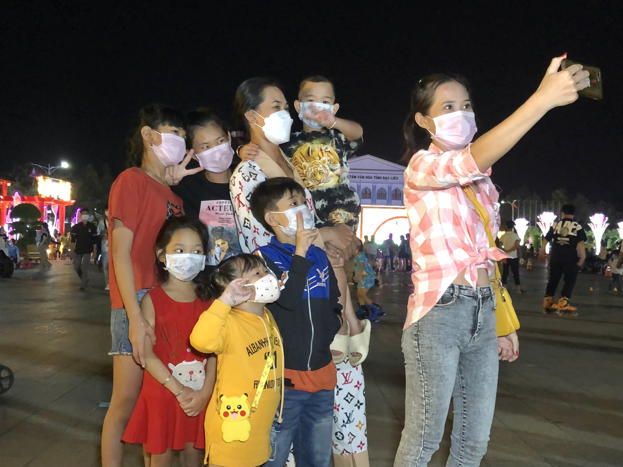 Người d&acirc;n khắp nơi h&aacute;o hức ch&agrave;o đ&oacute;n năm mới - Ảnh 29.