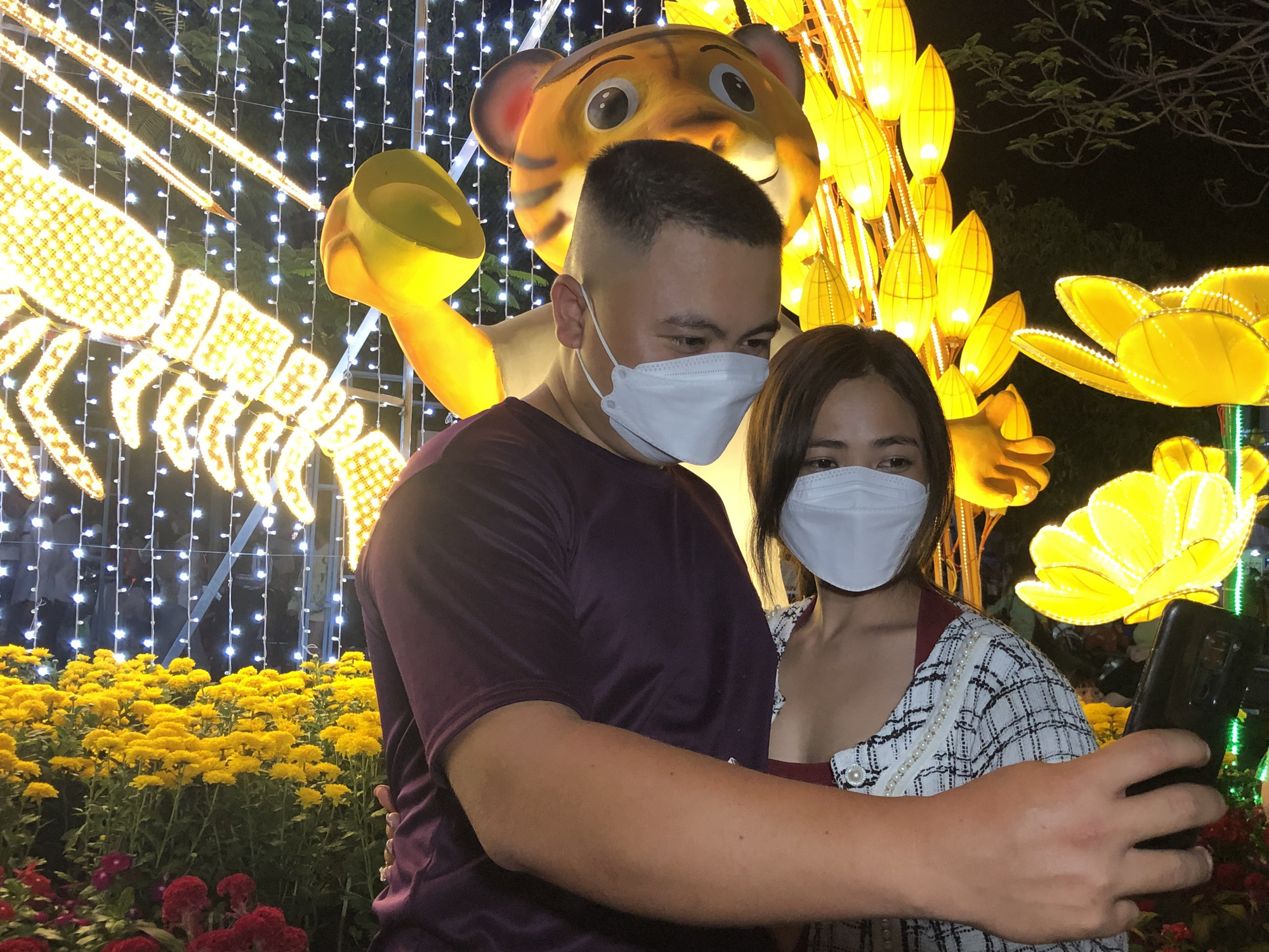 Người d&acirc;n khắp nơi h&aacute;o hức ch&agrave;o đ&oacute;n năm mới - Ảnh 31.