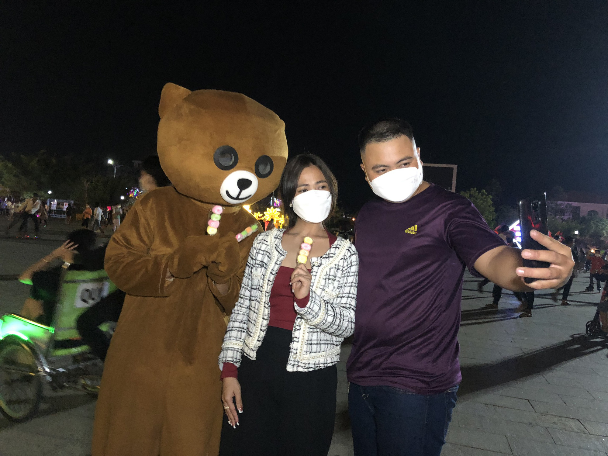 Người d&acirc;n khắp nơi h&aacute;o hức ch&agrave;o đ&oacute;n năm mới - Ảnh 32.