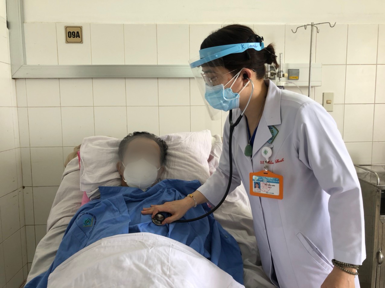 Khỏi Covid-19 sau 2 th&aacute;ng nguy kịch, người đ&agrave;n &ocirc;ng vui mừng về đ&oacute;n giao thừa - Ảnh 1.