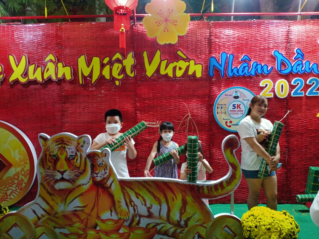 Người d&acirc;n khắp nơi h&aacute;o hức ch&agrave;o đ&oacute;n năm mới - Ảnh 20.