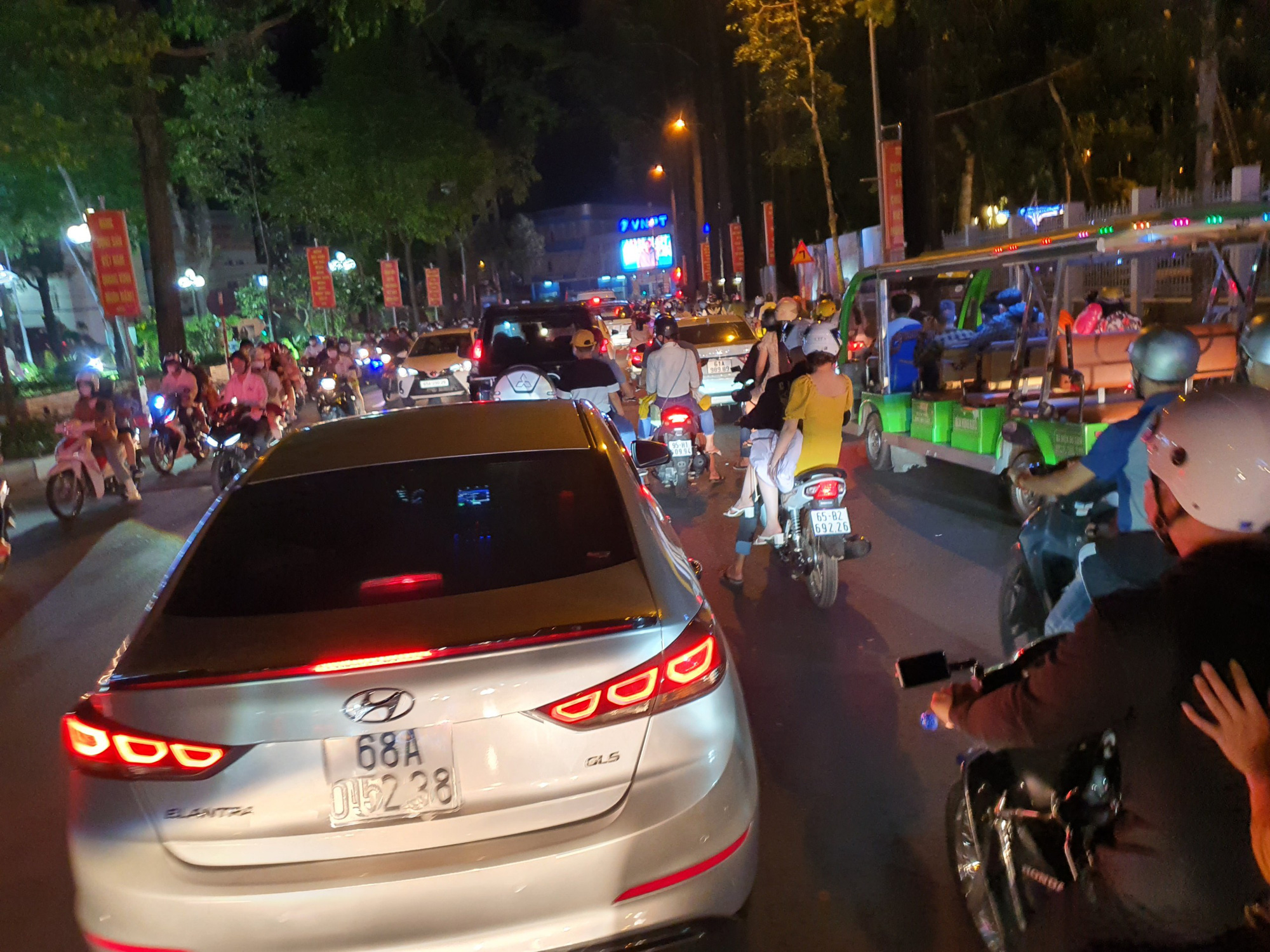 Người d&acirc;n khắp nơi h&aacute;o hức ch&agrave;o đ&oacute;n năm mới - Ảnh 23.
