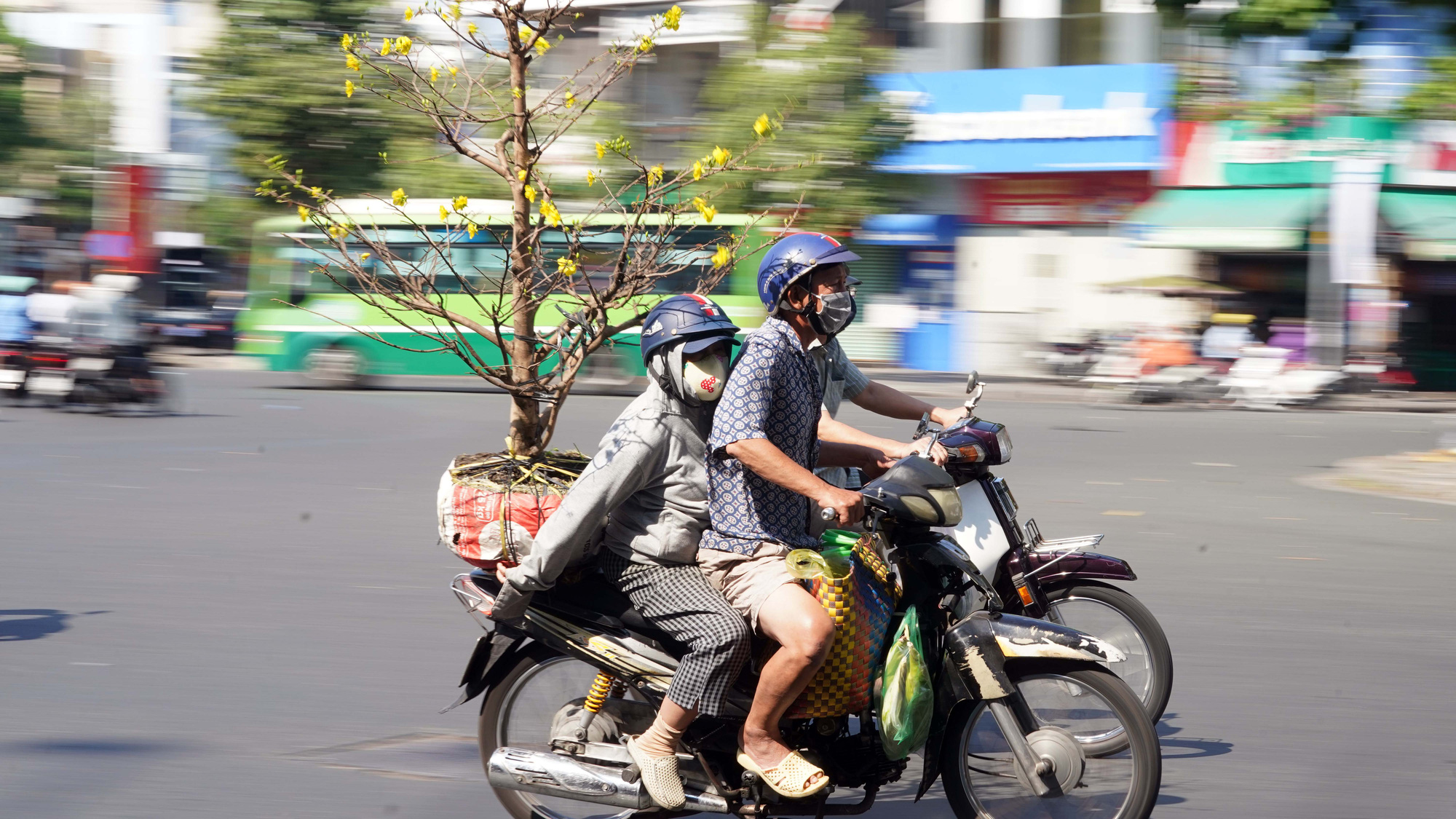 Nhộn nhịp chợ hoa 29 Tết, tiểu thương mừng vì không còn cảnh đập chậu hoa - Ảnh 2.