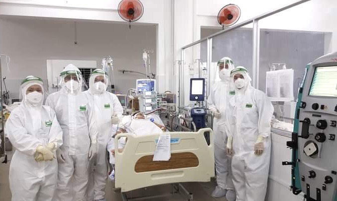 Khỏi Covid-19 sau 2 tháng nguy kịch, người đàn ông vui mừng về đón giao thừa