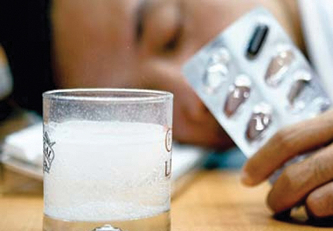 Đau đầu sau uống bia rượu ngày Tết, nhất định không được nạp thêm thứ này