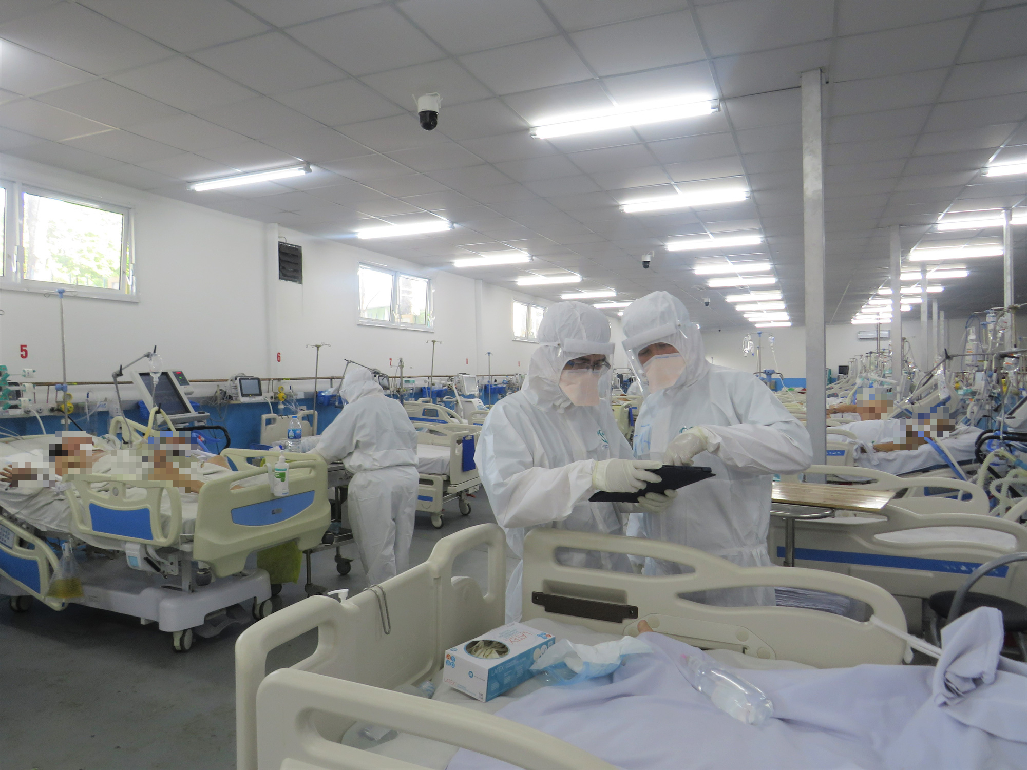 Ca trực đặc biệt ng&agrave;y cuối năm ở bệnh viện chữa trị bệnh nh&acirc;n Covid-19 nặng - Ảnh 1.