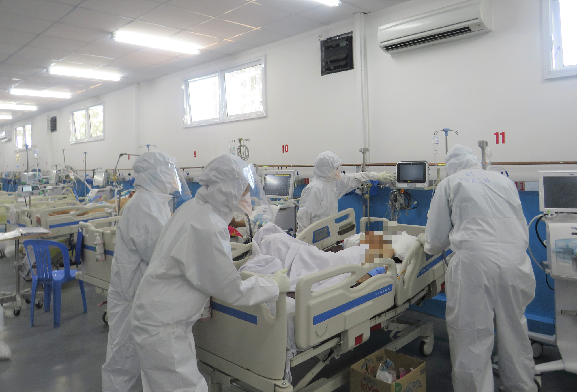 Ca trực đặc biệt ng&agrave;y cuối năm ở bệnh viện chữa trị bệnh nh&acirc;n Covid-19 nặng - Ảnh 7.