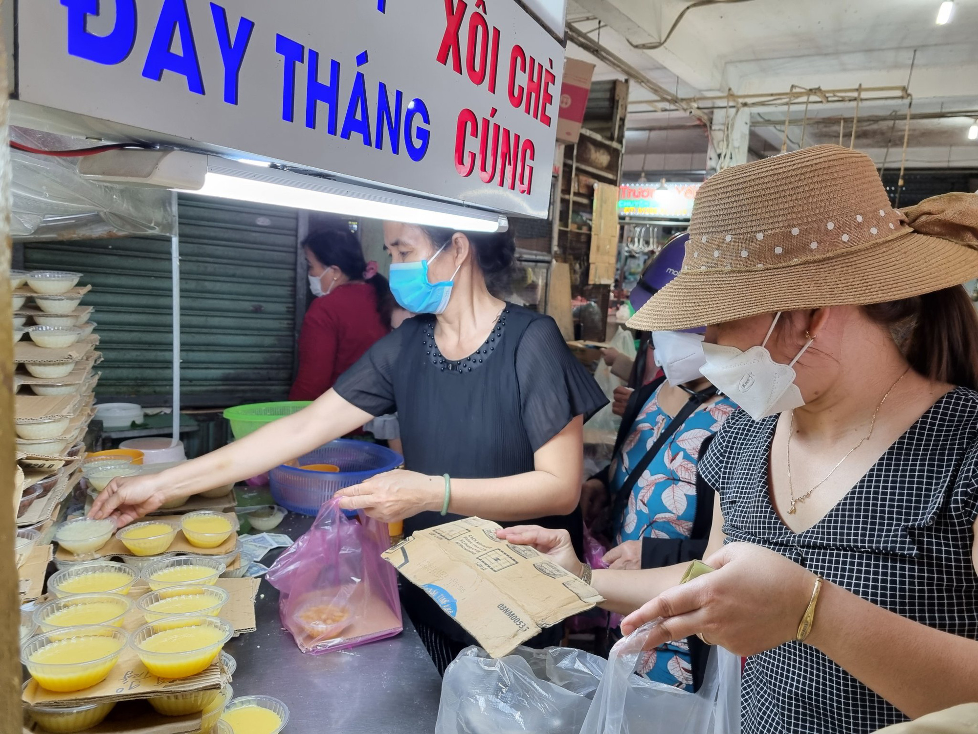 Đà Nẵng: Chợ đông nghịt ngày cuối năm, giá cả tăng chóng mặt - Ảnh 4.