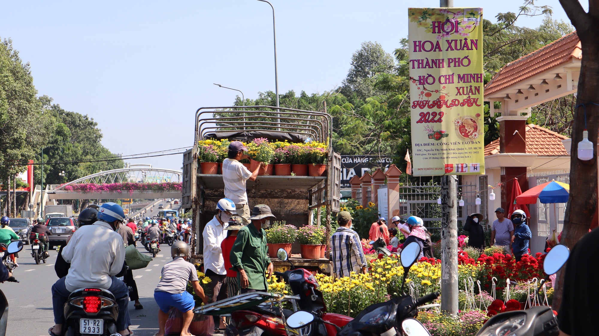 Nhộn nhịp chợ hoa 29 Tết, tiểu thương mừng vì không còn cảnh đập chậu hoa - Ảnh 10.