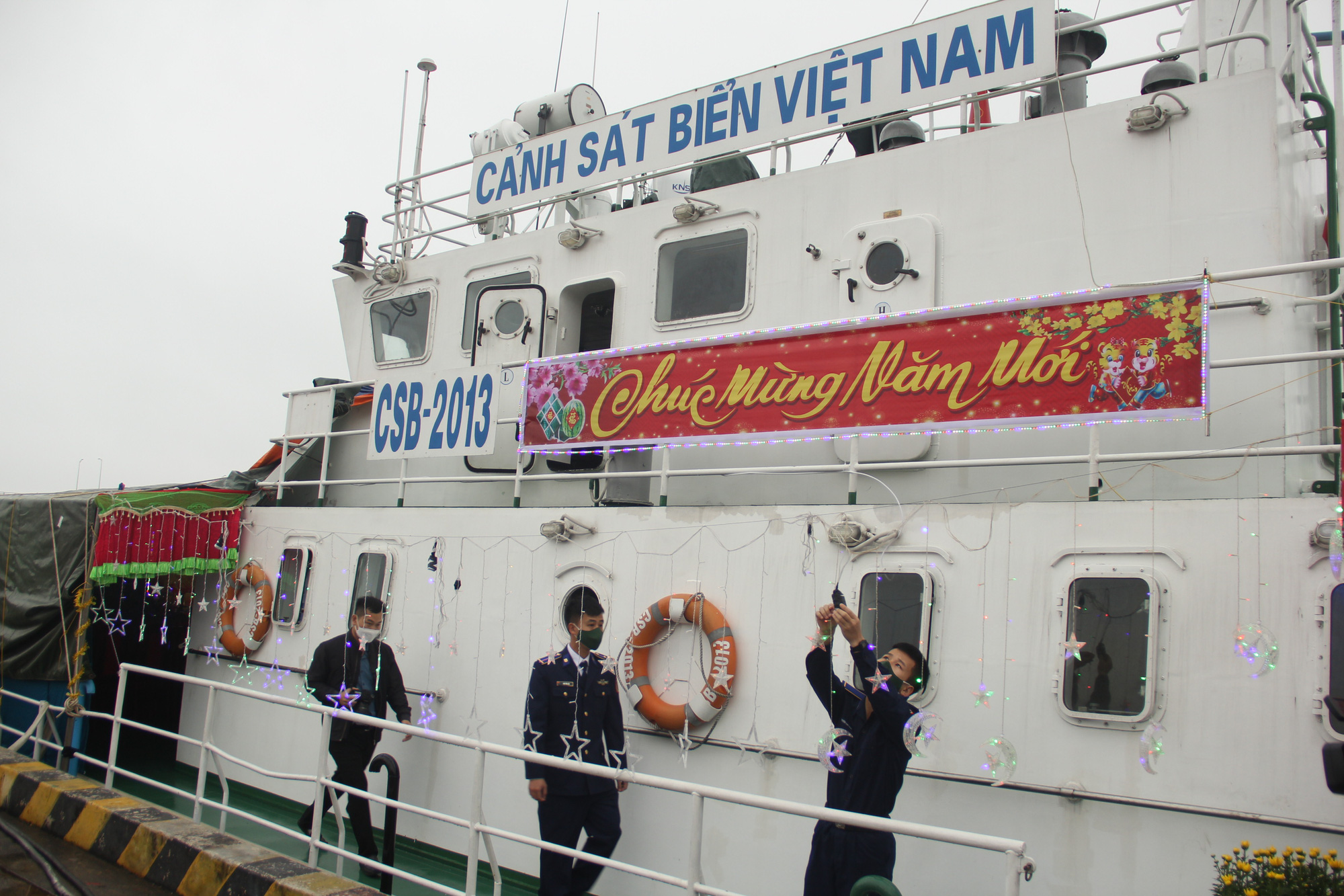Cảnh sát biển trang trí tàu, gói bánh chưng đón Tết Cổ truyền dân tộc