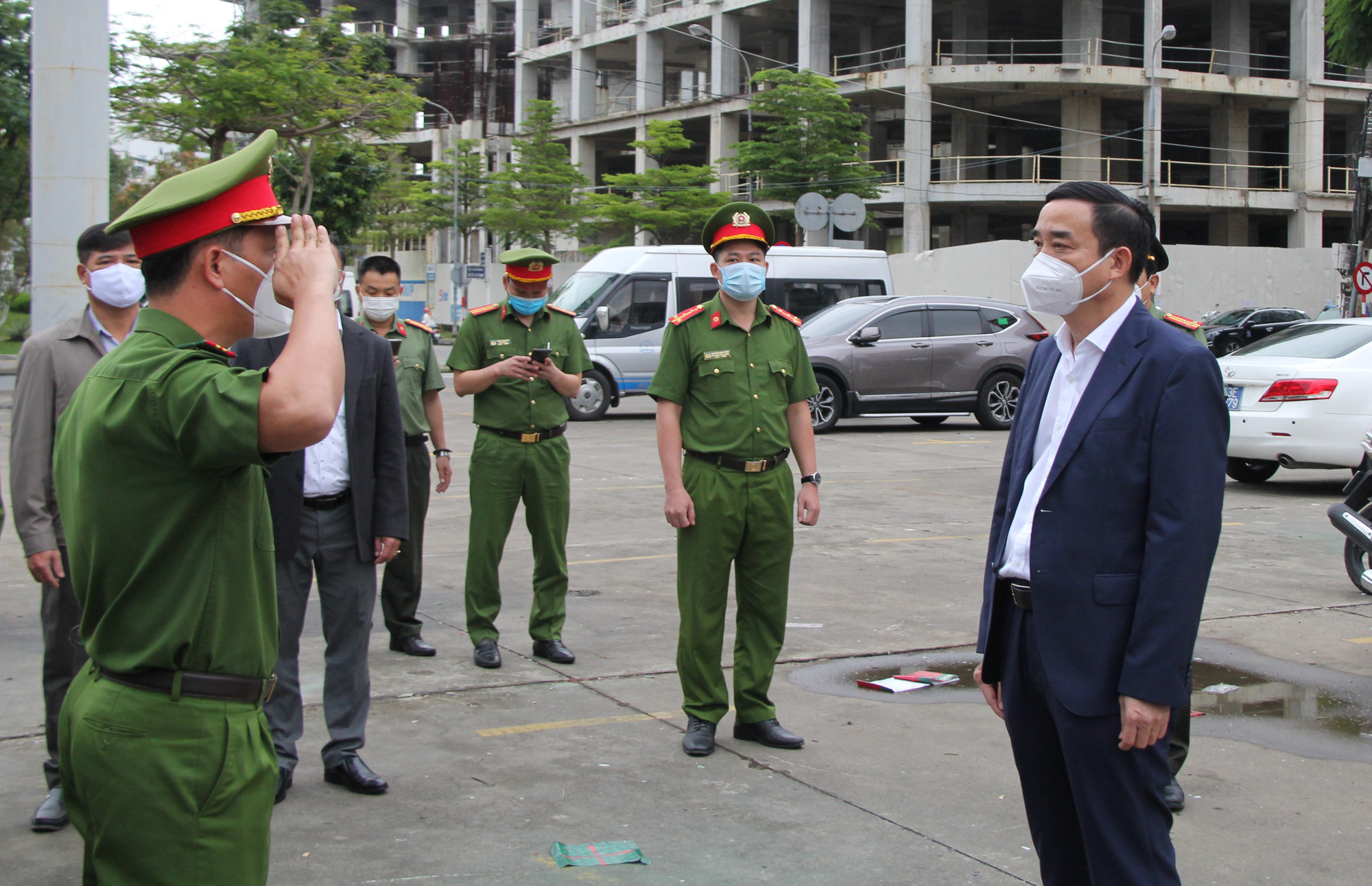 Trực giao thừa, c&aacute;c lực lượng C&ocirc;ng an TP Đ&agrave; Nẵng nhận qu&agrave; từ Chủ tịch UBND th&agrave;nh phố - Ảnh 4.